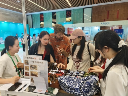 南明區(qū)中醫(yī)醫(yī)院亮相第九屆中國成都國際非物質(zhì)文化遺產(chǎn)節(jié)，展現(xiàn)中醫(yī)藥服務(wù)新魅力